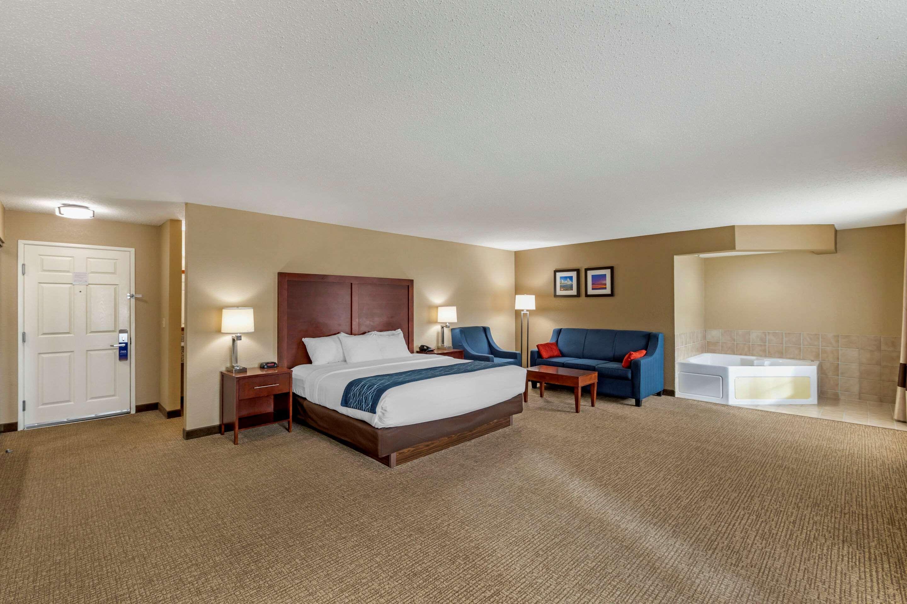 Comfort Inn & Suites Jackson - West Bend Exterior photo